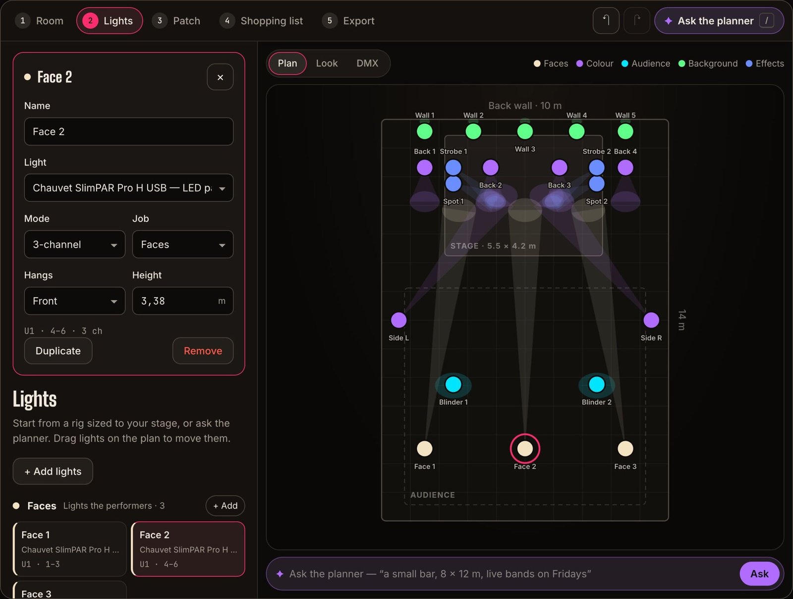 The free lighting planner: a 10 × 14 m room seen from above with twenty lights coloured by job — wall uplights, back washes, spots, side lights, blinders and face lights — and the picked light’s model, mode, job, height and DMX address on the left.